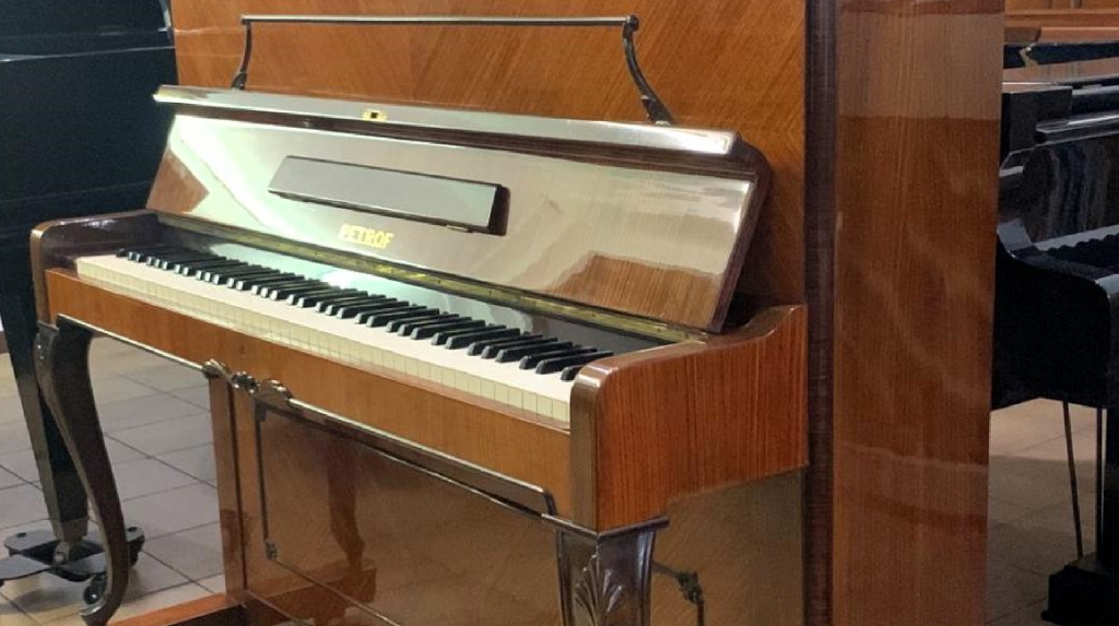 Petrof 118 noce lucido chippendale - fronte