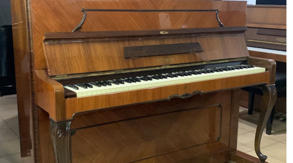 Petrof 118 noce lucido chippendale - fronte