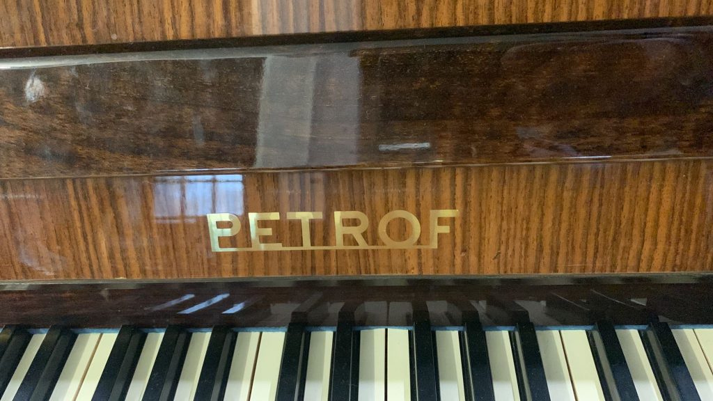 Petrof 118 noce lucido chippendale - marchio