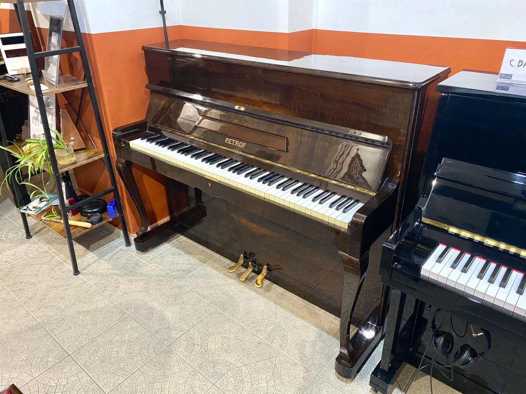 Petrof 116 Chippendale noce lucido